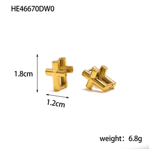 Detail showing 1.8cm x 1.2cm golden cross earrings with weight 6.8g on white background