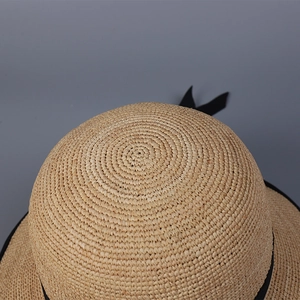 Detailansicht der natürlichen Raffia-Webstruktur und des schwarzen Bandes vom Sonnenhut