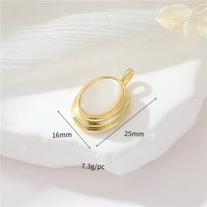 Detail view of 16x25mm oval white shell pendant with gold frame and weight info