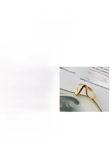 Detail von verstellbaren wellenförmigen 925 Silberringen in Gold und Silber Minimal-Stil