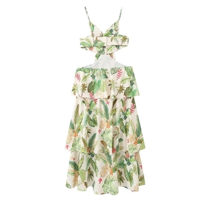 Détail de l'imprimé tropical avec feuilles de palmier sur robe longue à volants