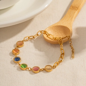Bracelet en acier inoxydable doré 18 carats avec pierres œil-de-chat colorées et charmes
