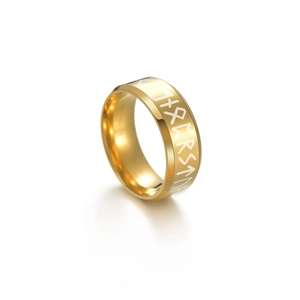 Makroaufnahme eines goldenen Edelstahlrings mit gravierten nordischen Wikinger-Runen
