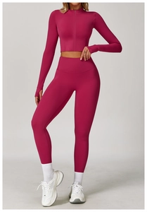 Détail d'une veste de yoga rose à fermeture éclair avec leggings à taille haute assortis