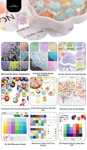 Dettaglio macro del kit di 24 perle colorate con ciondoli dorati e accessori per gioielli