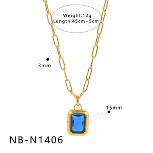 Détail d'un collier chaîne trombone doré avec pierre bleue et dimensions du produit