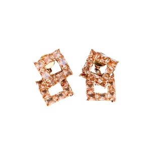 Boucles d'oreilles carrées évidées plaquées or avec zircons champagne étincelants
