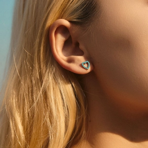 Boucles d'oreilles cœur en argent S925 avec perles turquoise portées par mannequin