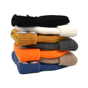 Bonnets en maille multicolores avec écussons à lettres pour la chaleur extérieure