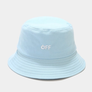 Dettaglio del cappello da pescatore in cotone azzurro con ricamo bianco OFF e cuciture