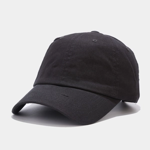 Dettaglio di un cappellino da baseball nero a 6 pannelli con cuciture e occhielli