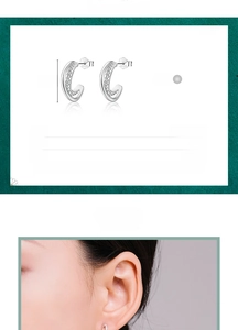 Gros plan de boucles d'oreilles créoles C en argent 925 avec détails en zircone cubique