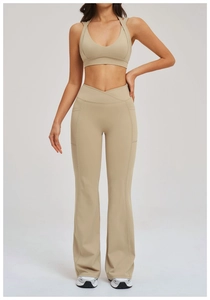 Détail du pantalon de yoga évasé à taille croisée avec poches en couleur sable kaki