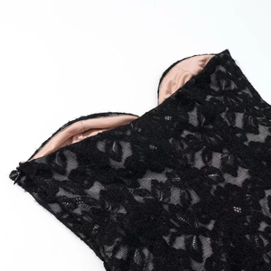 Top bustier en dentelle noire et velours pour femme avec motifs floraux raffinés
