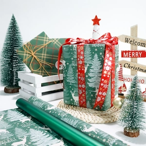 Set de papier cadeau de Noël avec motif renne écossais vert et rubans rouges festifs