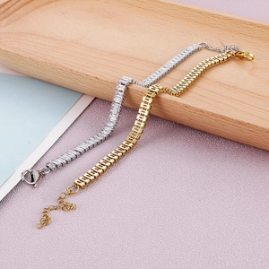 Détail des bracelets en acier inoxydable doré et argenté avec cristaux de zircon carrés