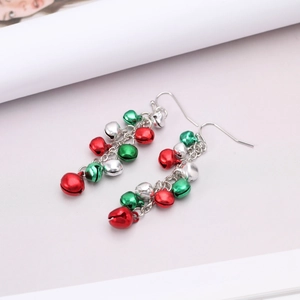 Boucles d'oreilles de Noël avec cloches en métal rouge et vert et crochets argentés sur blanc