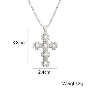 Collana con croce di perle e zirconi, dimensioni 3.8x2.4cm, peso 8g, finitura argento