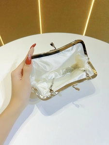 Elegante borsa da sera con cornice argento, fodera in raso bianco e catena in metallo