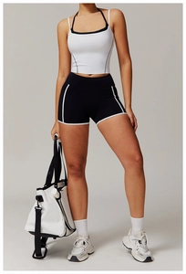 Eng anliegendes zweiteiliges Yoga-Set mit weißem Racerback-Tanktop und schwarzen Shorts