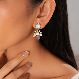 Vue détaillée de la boucle d'oreille vintage dorée avec pierres en zircon colorées