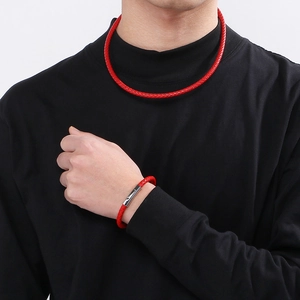 Détail du parure collier et bracelet tressé rouge avec fermoir magnétique argenté