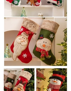 Détail de chaussettes de Noël en peluche avec Père Noël, bonhomme de neige et renne 3D