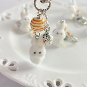 Portachiavi con coniglio bianco floccato con perla arancione e ciondolo orologio