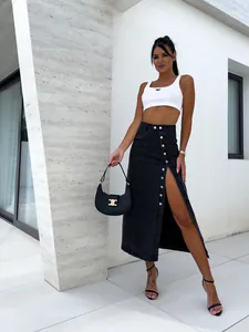 Détail de la jupe midi en jean gris foncé avec boutons métalliques et fente haute sexy