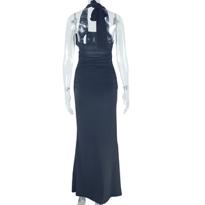 Détail du dos de la robe licou noire avec un design plissé ajusté sur un mannequin