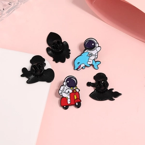 Lot de pins émaillés astronaute avec astronaute sur scooter et motif dauphin