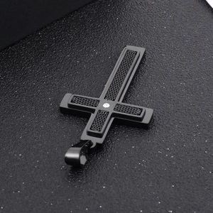 Vue détaillée du pendentif croix inversée noire avec texture résille et zircone