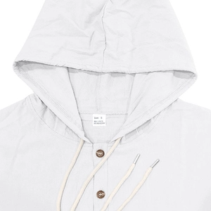Détail du col et de la capuche de la chemise de plage en lin blanc avec étiquette taille S