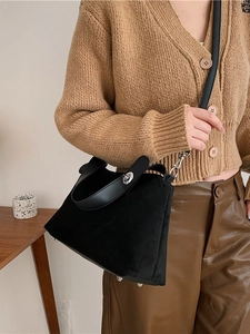 Sac à épaule chic en daim noir pour femme avec fermoir argenté et bandoulière cuir