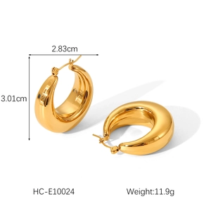 Detail view of 18K gold hollow earrings with dimensions 2.83cm x 3.01cm and weight 11.9g