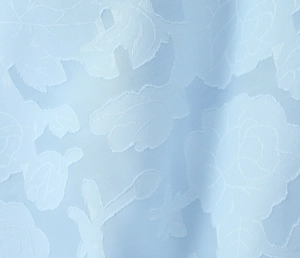Vue macro du tissu jacquard bleu clair à motif floral de roses sur la robe d'été