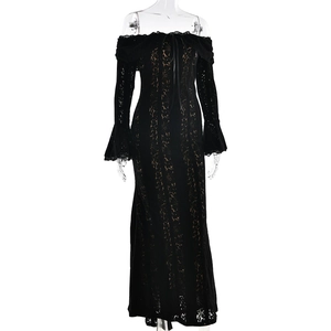 Dettaglio dell'elegante abito in pizzo nero con scollo a barchetta e maniche a campana