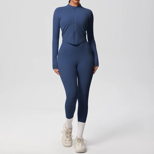 Détail de l'ensemble de yoga bleu marine avec veste zippée à manches longues et legging à poches