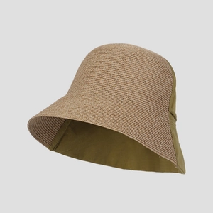 Dettaglio del cappello da sole in lino con trama in paglia e fodera interna verde oliva