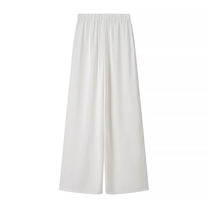 Détail du pantalon large blanc avec taille élastique et tissu au drapé élégant