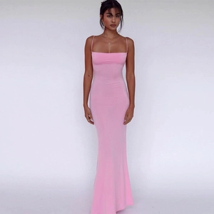 Dettaglio del design senza schienale e del tessuto in maglia elastica sull'abito rosa