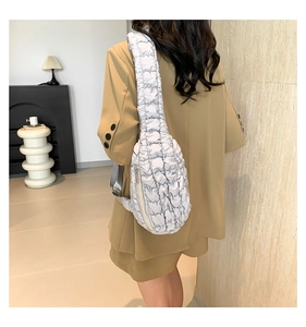 Sac nuage blanc matelassé chic porté avec un blazer kaki pour un look tendance