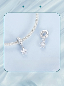 Détail macro du pendentif étoile en argent sterling S925 avec perle silicone et zircon