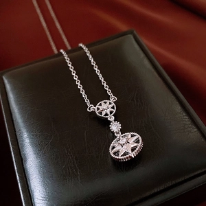Vue détaillée du collier étoile en argent avec zircons sur un étui en cuir noir