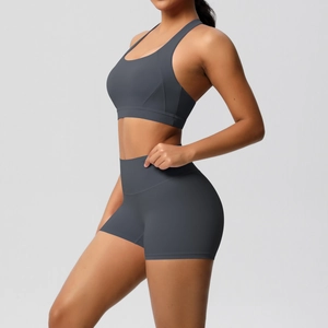 Detailansicht der hochtaillierten Fitness-Shorts und des stützenden Sport-BHs von der Seite