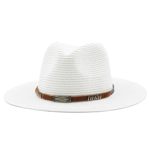 Détail d'un chapeau en paille blanc avec ruban brun orné de clous et plaque en métal
