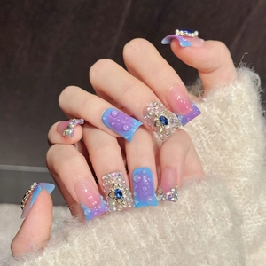 Faux ongles dégradé bleu-violet avec gouttes 3D et accents de pierres fines