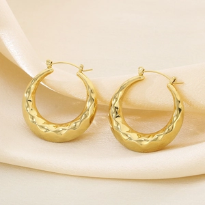 Fashionable 18K gold-plated stainless steel U-shaped earrings with hammer texture on silk
