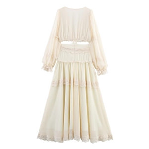Robe longue élégante en mousseline beige de style français avec dentelle et taille découpée