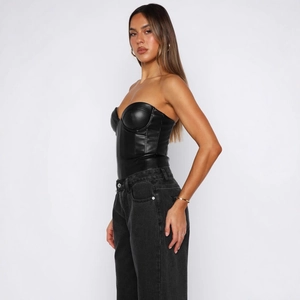 Haut bustier corset en similicuir noir pour femme avec coupe ajustée et design sans bretelles